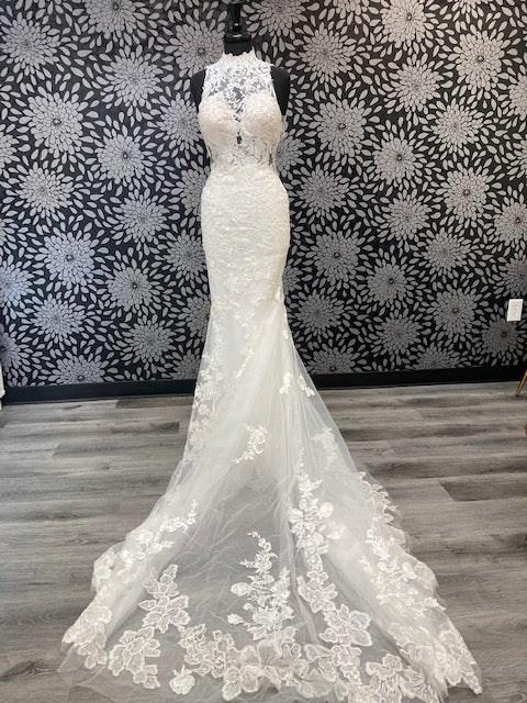 High Neck Fittted Detailed Bridal Gown